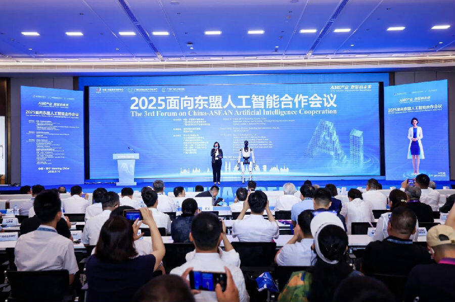 数字人“智妍博士”、机器人“天工”与Insight Edge Ventures首席执行官、广西产研院特聘专家杨涛共同主持会议。（莫文魁 摄）