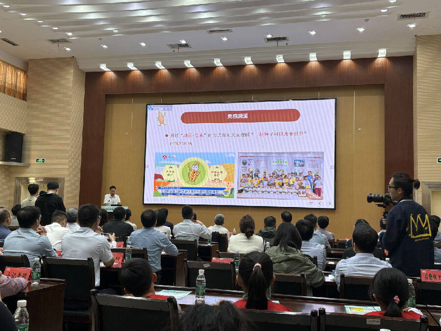 王宁在现场对《了不起的种子》进行推介（张伟伟 摄）