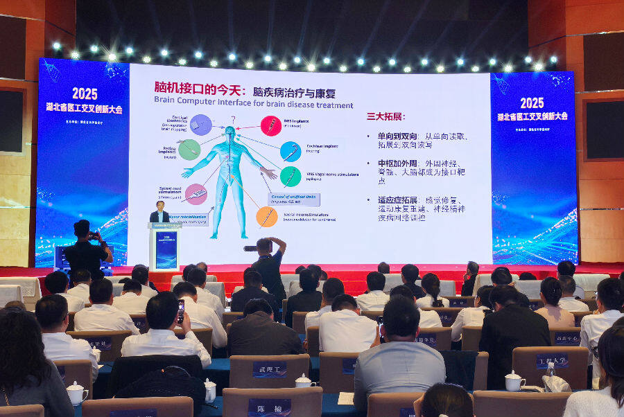 专家现场作主旨演讲。（余惠玲 摄）