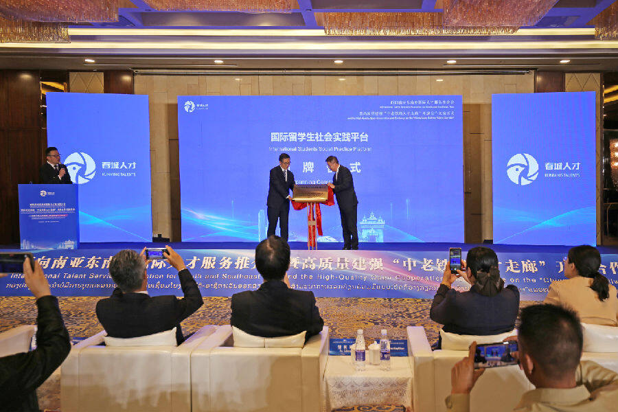 活动现场(郑义 摄) 活动现场(郑义 摄)