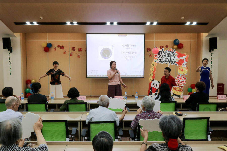 千灯镇女企业家协会组织的敬老主题活动现场（陆淳 摄）