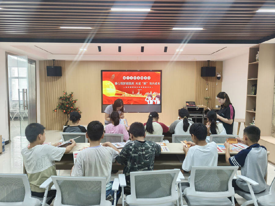 搭建天安门模型(张一鸣 摄) 搭建天安门模型(张一鸣 摄)