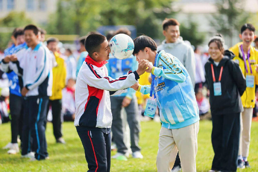 “进校园”活动(肖傲 摄) “进校园”活动(肖傲 摄)