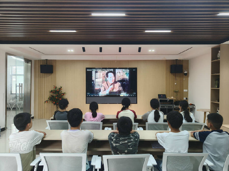 观看爱国主题电影(张一鸣 摄) 观看爱国主题电影(张一鸣 摄)