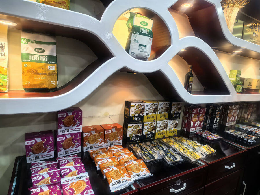 产品展示一角（查燕荣 摄）