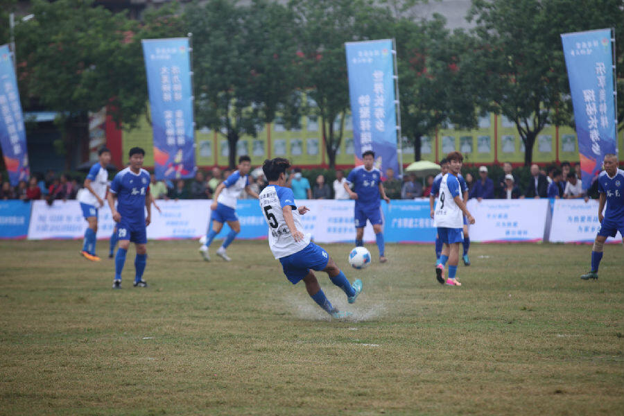 比赛激烈地进行(钟国庆 摄) 比赛激烈地进行(钟国庆 摄)