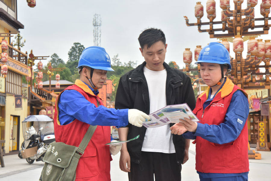 工作现场(谭万方 摄) 工作现场(谭万方 摄)