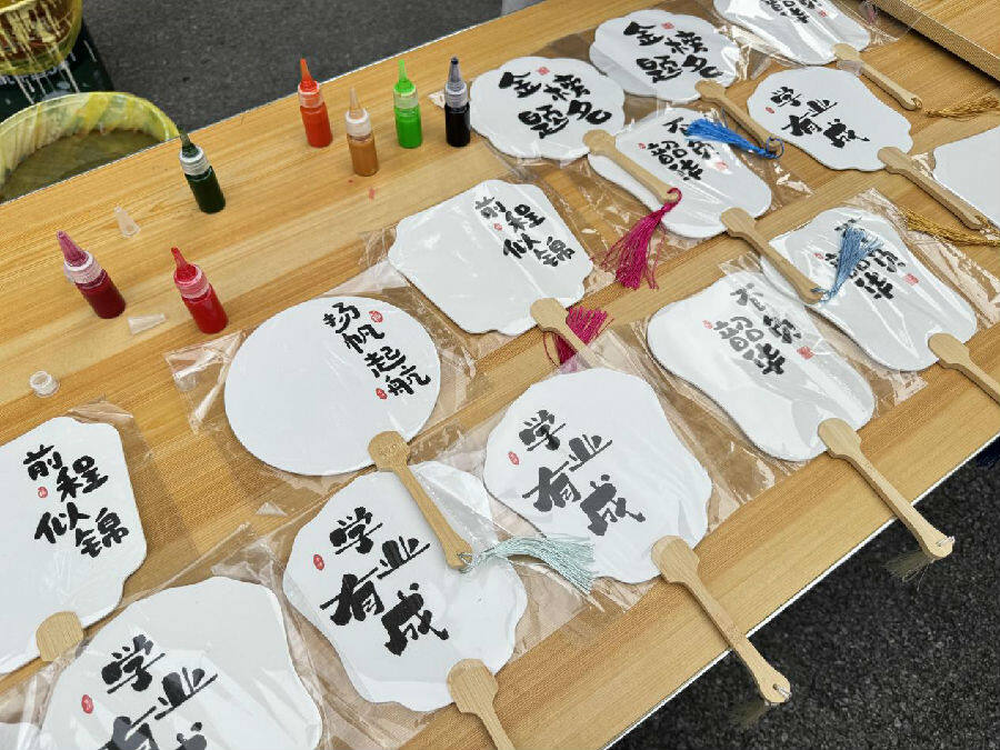 仙鹤新村小区手工漆扇活动(冒颖颖 摄) 仙鹤新村小区手工漆扇活动(冒颖颖 摄)