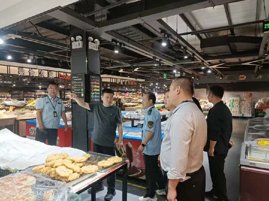 工作人员走进商超核查食品安全(王瑞炎 摄) 工作人员走进商超核查食品安全(王瑞炎 摄)
