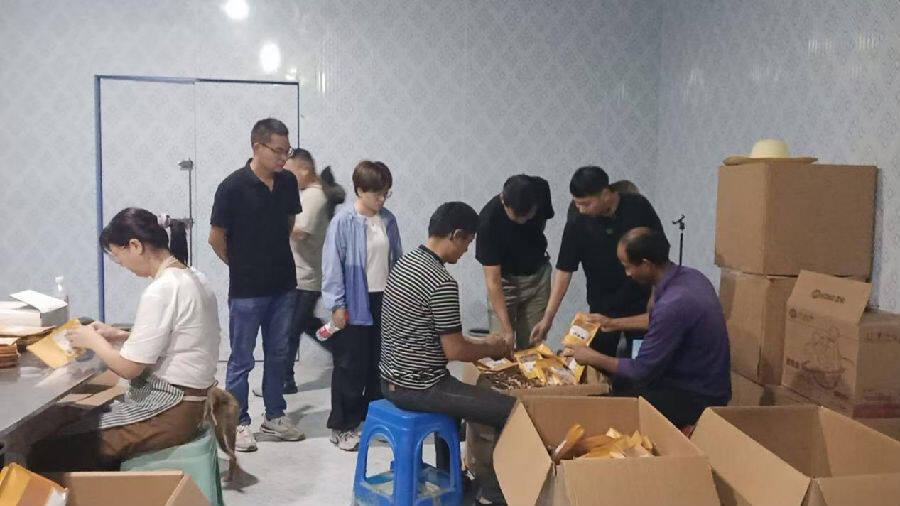 实地参观鸡山村羊肚菌烘干仓储项目(刘婷婷 摄) 实地参观鸡山村羊肚菌烘干仓储项目(刘婷婷 摄)