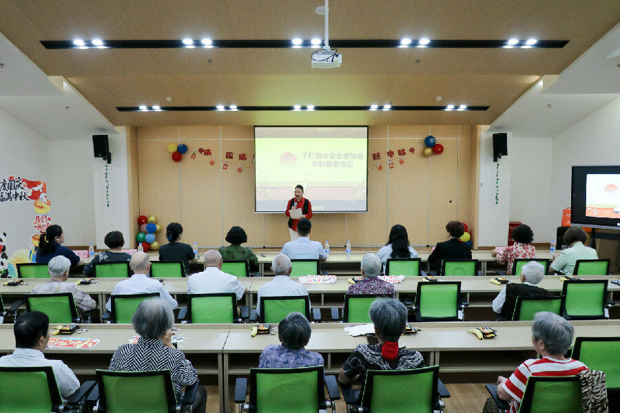 千灯镇女企业家协会组织的敬老主题活动现场（陆淳 摄）