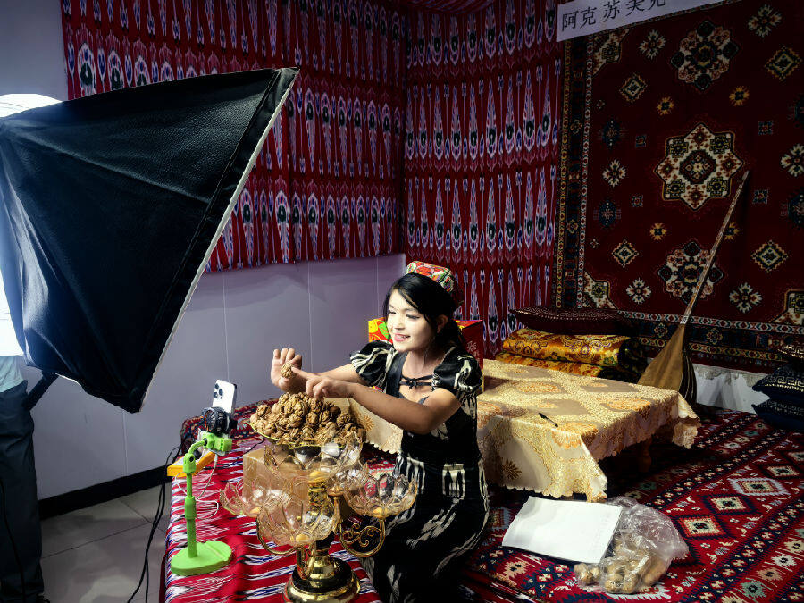 阿丽耶·萨迪克通过电商直播销售核桃 （查燕荣 摄）