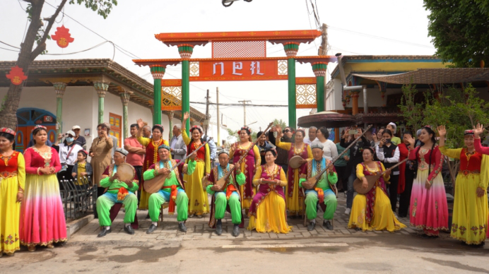 民间艺人在龟兹小巷演出(何卫 摄) 民间艺人在龟兹小巷演出(何卫 摄)