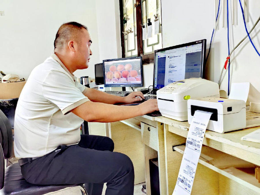 电商卖桃（段书艺 摄）