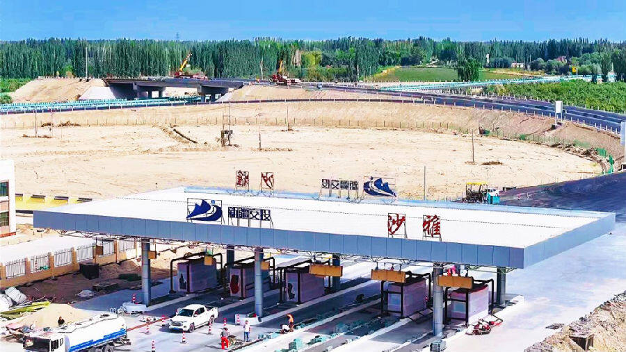 国道217线库车至沙雅段公路(艾克热木 摄) 国道217线库车至沙雅段公路(艾克热木 摄)