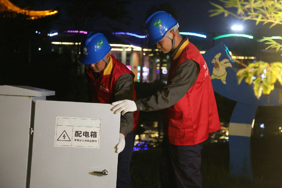 朱仙镇中心供电所共产党员服务队队员来到祥符区启封故园,进行主动延伸服务。(马湘钧 摄) 朱仙镇中心供电所共产党员服务队队员来到祥符区启封故园,进行主动延伸服务。(马湘钧 摄)