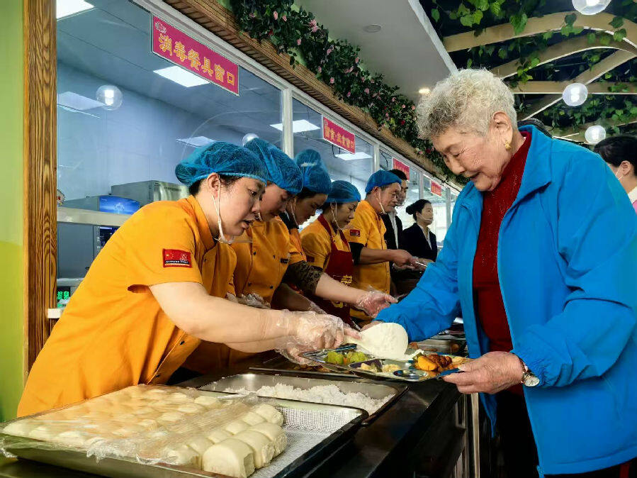 自助餐菜品丰富(文雨欣 摄) 自助餐菜品丰富(文雨欣 摄)