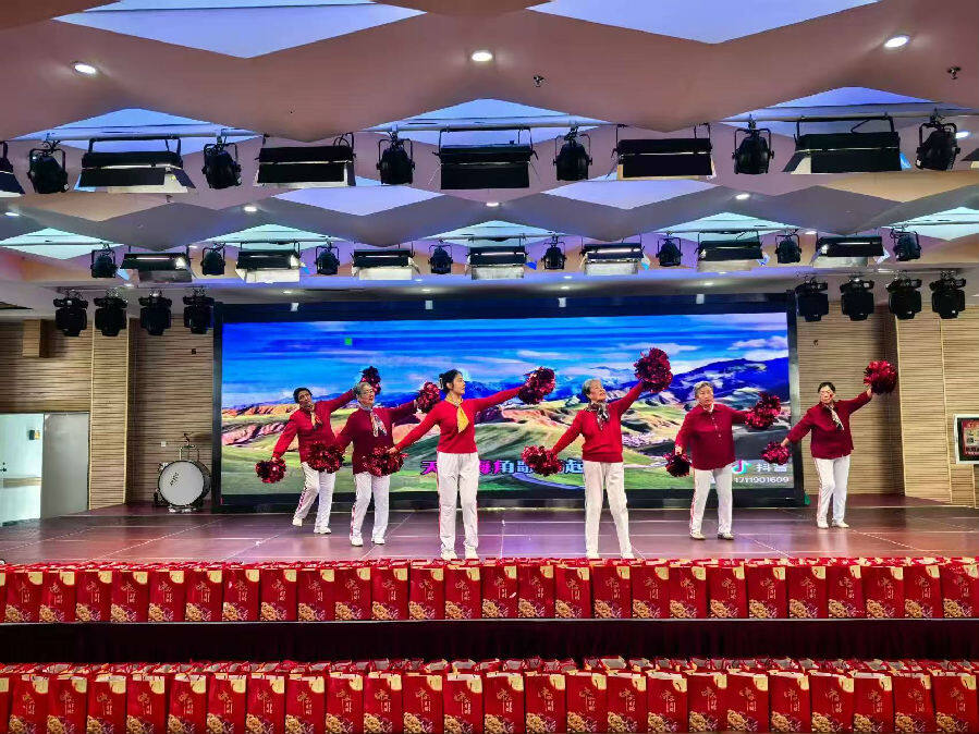 文艺表演现场(沙比合 摄) 文艺表演现场(沙比合 摄)