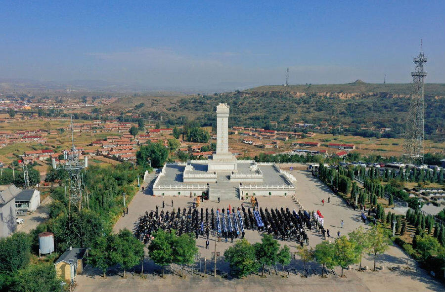 全体人员面向烈士纪念碑列队肃立(宣艳 摄) 全体人员面向烈士纪念碑列队肃立(宣艳 摄)