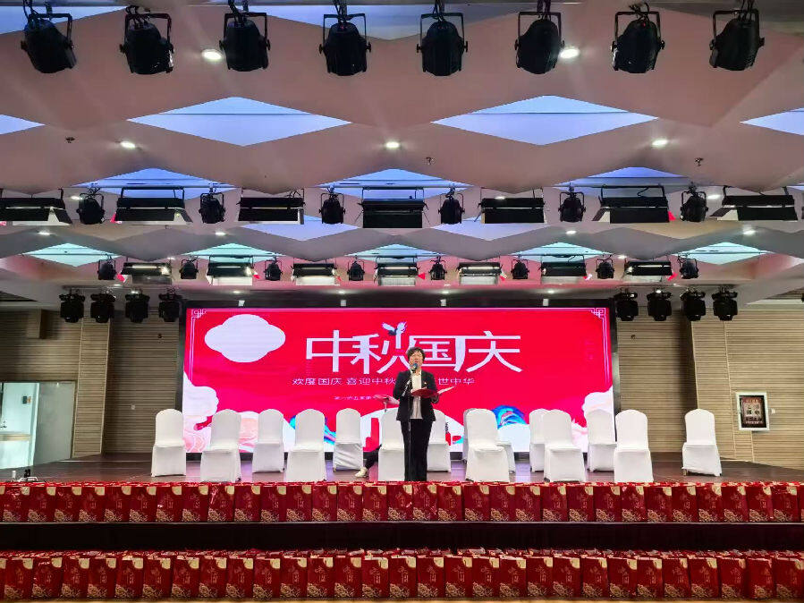 吾家乐宝养老总院院长赵颖惠致辞(文雨欣 摄) 吾家乐宝养老总院院长赵颖惠致辞(文雨欣 摄)