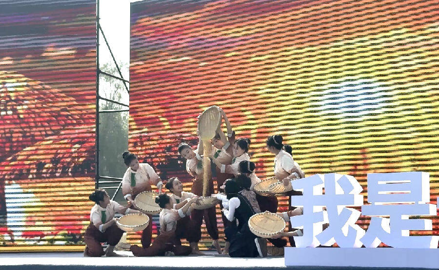 舞蹈系专业师生情景演绎晋品故事（席兆平 摄）