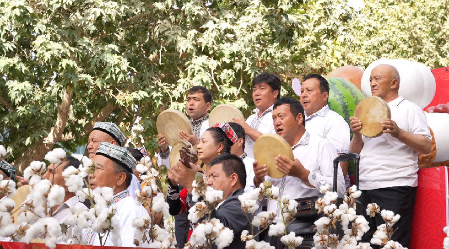 欢歌庆佳节（茹仙古丽·阿迪力 摄）
