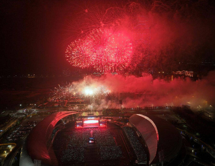 烟花秀(王绪波 摄) 烟花秀(王绪波 摄)