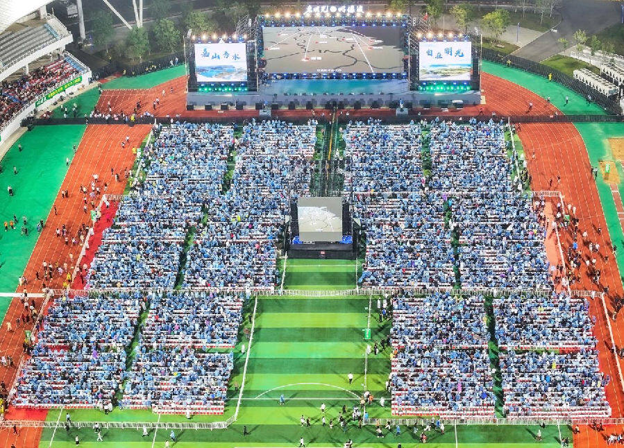 演唱会活动现场(王绪波 摄) 演唱会活动现场(王绪波 摄)