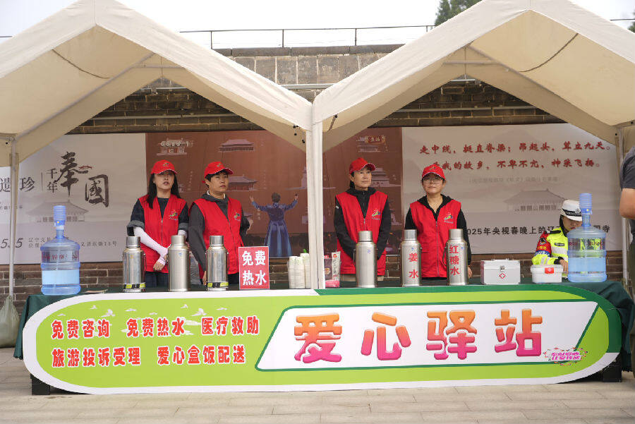 爱心服务驿站(李芷一 摄) 爱心服务驿站(李芷一 摄)