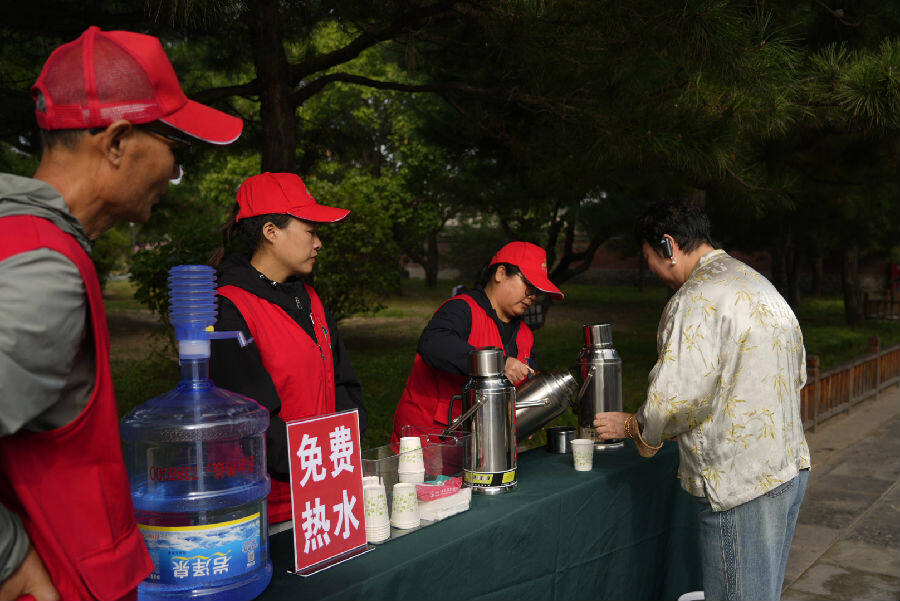爱心服务驿站(李芷一 摄) 爱心服务驿站(李芷一 摄)