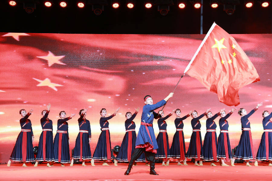 舞蹈《“丰”华正茂》(汤平 摄) 舞蹈《“丰”华正茂》(汤平 摄)