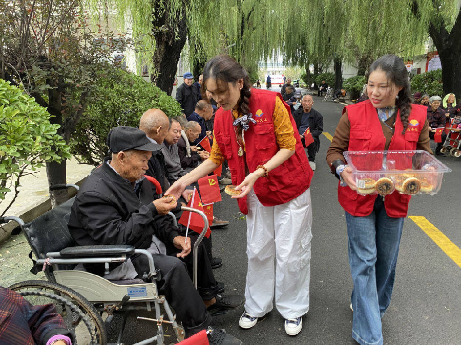 爱心志愿者现场为平店乡敬老院老人分发月饼。（赵永昌 摄）