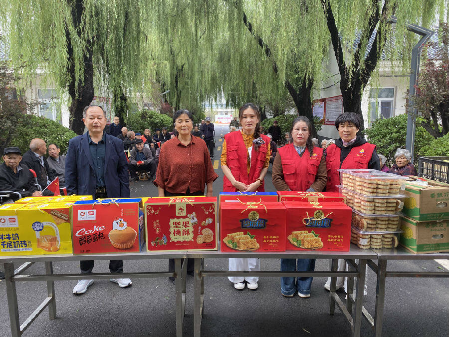 平店乡敬老院管理人员与爱心人士合影留念。（赵永昌 摄）
