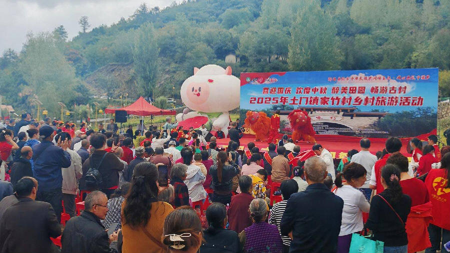 郧西县土门镇乡村旅游现场观众如潮（陈国东 摄）