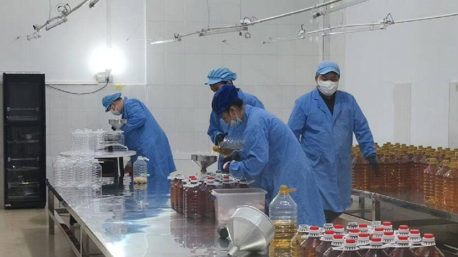 广西醋美熙食品有限公司生产车间一幕。（向国华 摄）