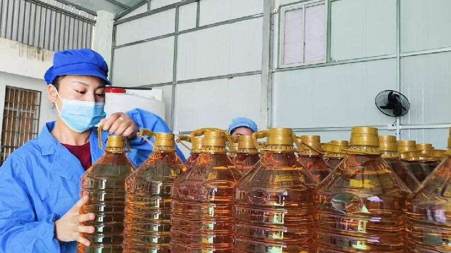 村民变工人，正在车间仓库整理货品。（向国华 摄）