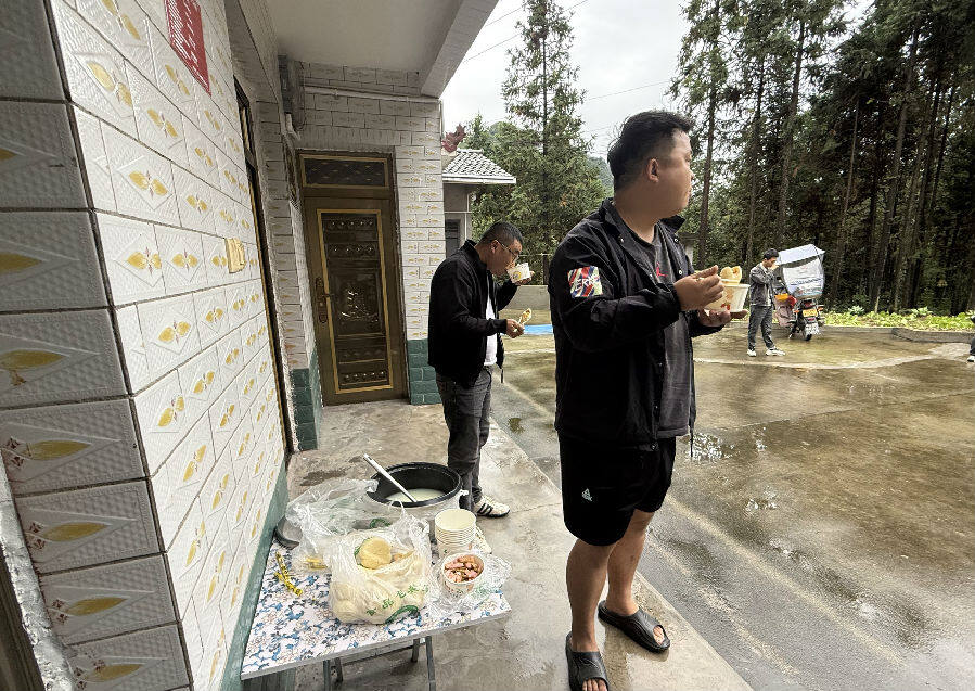 司乘人员吃上了“暖心早餐”（郭梅梅 摄）