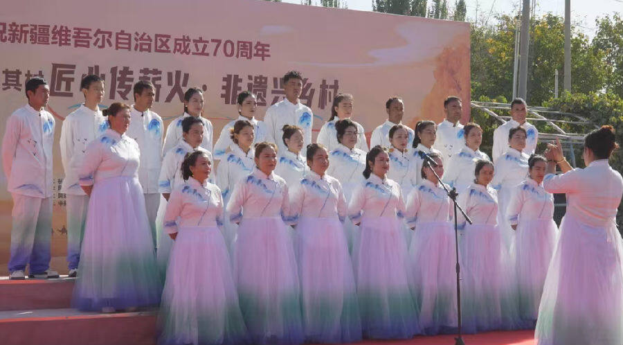 活动现场，各族群众用歌声礼赞新时代，抒发对祖国的热爱。（刘兵兵 摄）