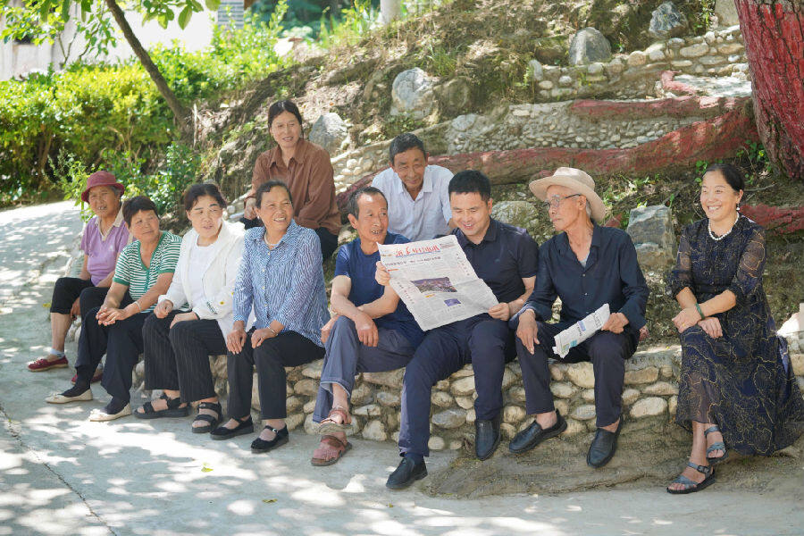 驻村干部村头宣讲政策（刘建军 摄）