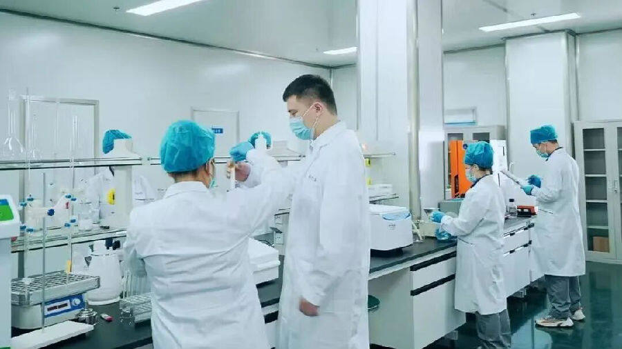 新驼乳业研发产品（艾热提·加沙热提 摄）