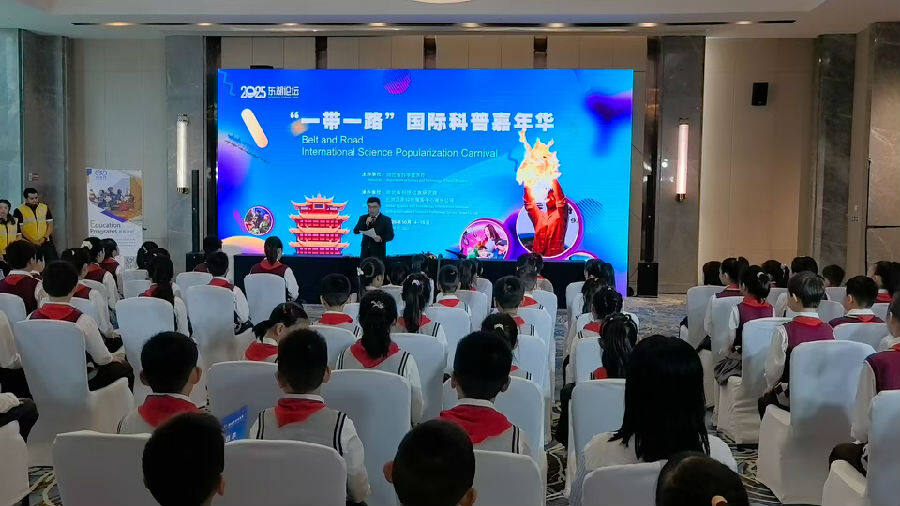 “一带一路”国际科学表演秀现场 （余惠玲 摄）