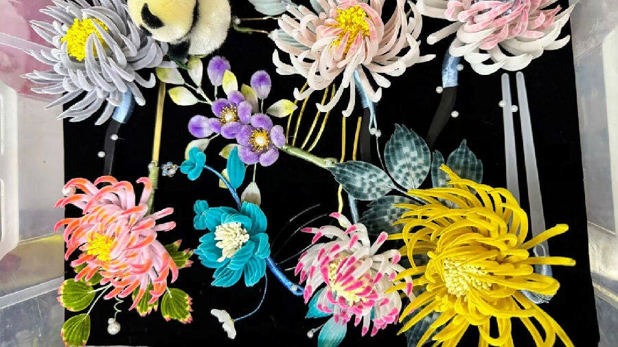 聂燕制作的绒花（李光英 摄）
