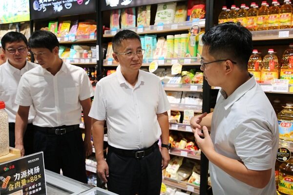 考察组参观桂林力源粮油食品集团有限公司生鲜超市（张熙宇 摄）