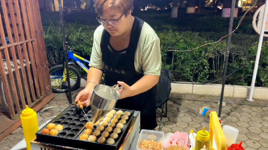 聂燕正在制作章鱼小丸子（李光英 摄）