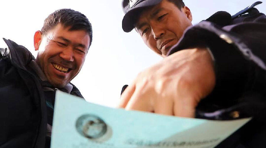 热合曼·艾海提向群众宣传法律知识。（王水江 摄）