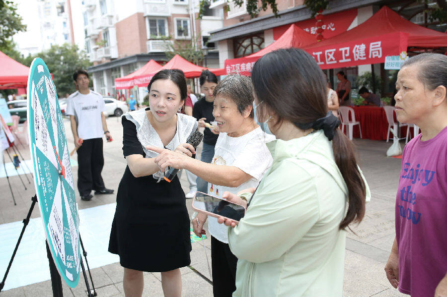 在互动环节，居民积极参与趣味游戏。（吴志辉 摄）