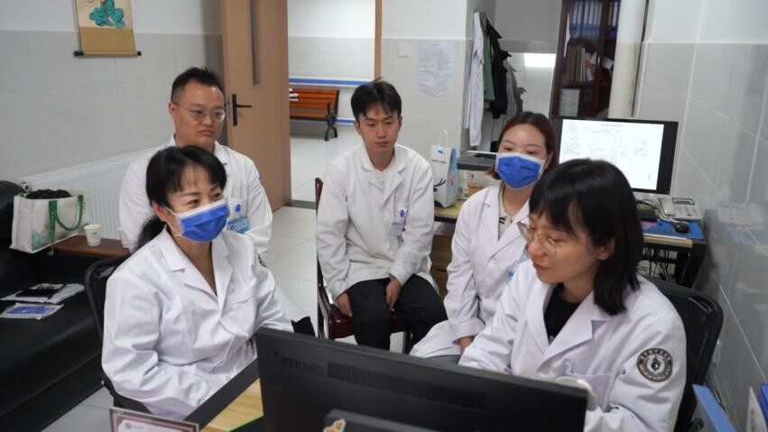 赵俊洁医生正在和同事进行业务交流（唐釦 摄）
