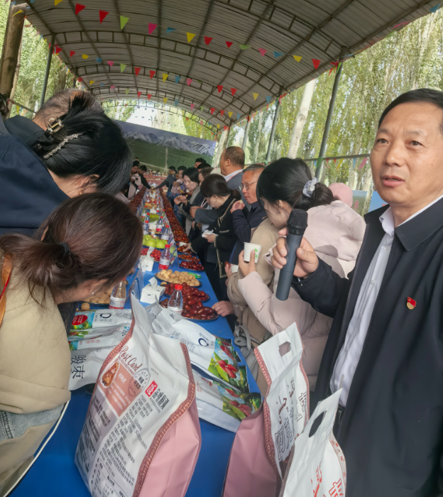 百名企业家在阿克苏天山神木生态农业科技有限公司红枣示范园,了解红枣生产、品种等情况。(赵霞 摄) 百名企业家在阿克苏天山神木生态农业科技有限公司红枣示范园,了解红枣生产、品种等情况。(赵霞 摄)