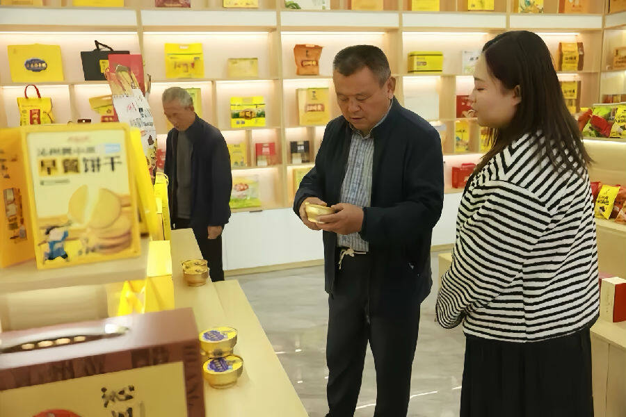 顾客在直营店内细品好物(郭学红  摄) 顾客在直营店内细品好物(郭学红  摄)