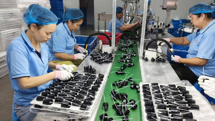 宁波市德煜包装有限公司工人正在生产线上忙碌生产(曾庆华 摄) 宁波市德煜包装有限公司工人正在生产线上忙碌生产(曾庆华 摄)